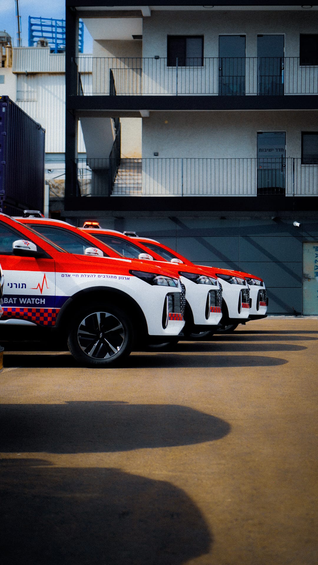 ארבעה רכבי מינילנס מדגם צ׳רי טיגו 4 (Chery Tiggo 4), שדוגמו במפעל שפר־בר עבור ארגון הצלה ללא גבולות, עם שילוט מלא ותאורת חירום.